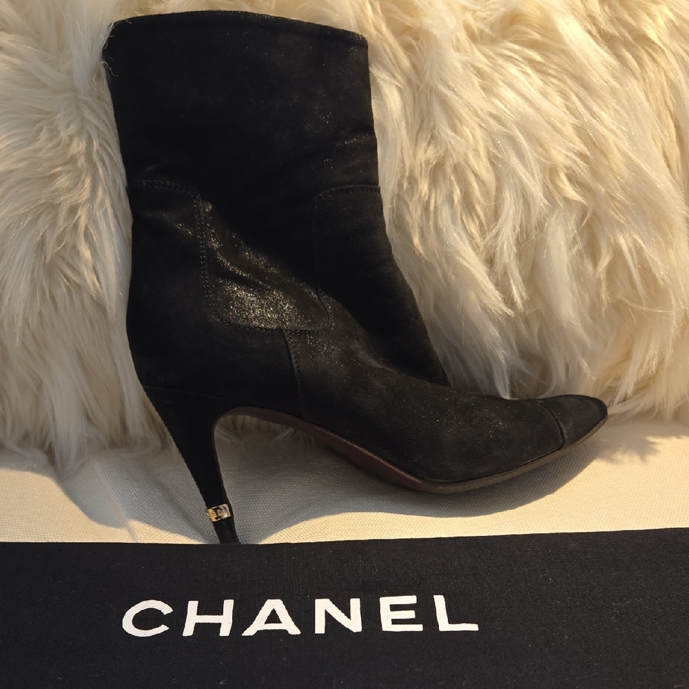 CHANEL Elegant Black Heeled Boots